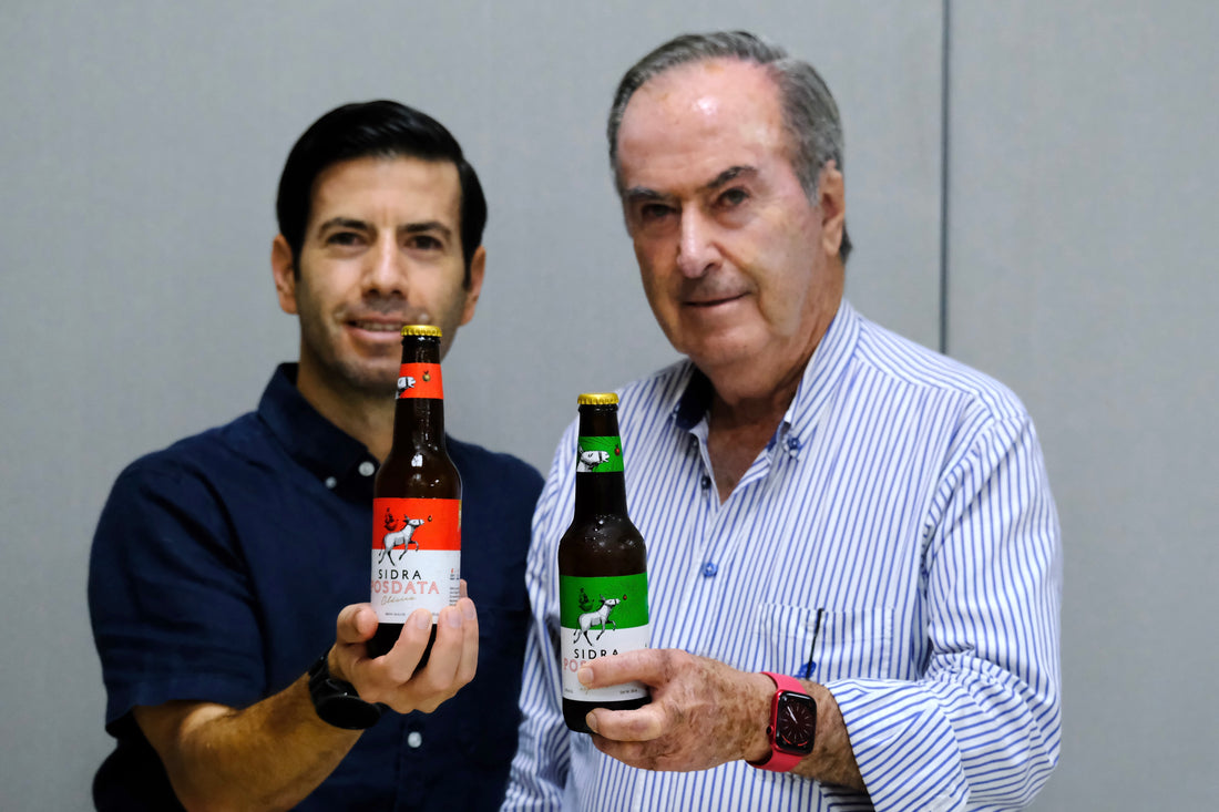 El fundador de Posdata junto a su papá, sosteniendo botellas de Clásica Roja y Verde Especial.
